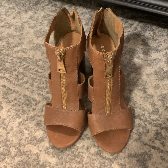 Le Chateau chunky heel sandals - Picture 4 of 5